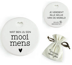 Geluksbrenger van keramiek - Mooi mens in een katoenen zakje
