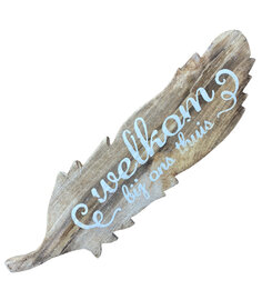 Houten veer - Welkom bij ons thuis - Vrolijke wanddecoratie uit blank hout
