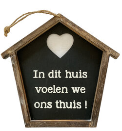 Houten bordje huisje - In dit huis voelen we ons thuis - Met ophangkoord