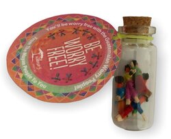 Flesje met 5 Fair Trade handgemaakte zorgenpoppetjes