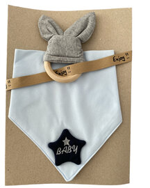 Zachte lichtblauwe baby bandana met ster en houten bijtring