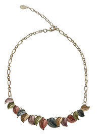 Zilverkleurig collier Toenga met vrolijk gekleurde metalen veertjes