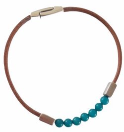 Handgemaakt armbandje van leer met turquoise kralen