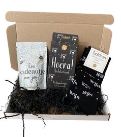 Klein cadeaupakket Wijnen, op jouw verjaardag - sok, geurhanger & badzout