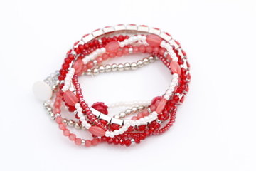 Roze Rode kralenarmbanden (met roosje) Roze Rode kralenarmbanden (met roosje)