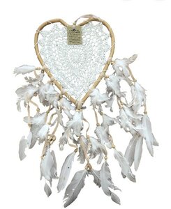 Grote dromenvanger met een gehaakt hart en veren