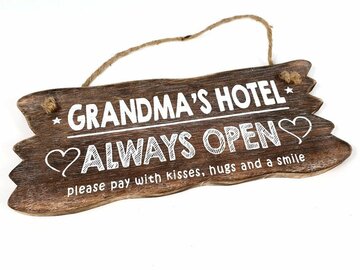 Grandma's hotel always open (houten bord) Grandma's hotel always open (houten bord)