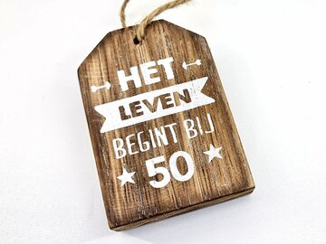 Houten label Het leven begint bij 50 Houten label Het leven begint bij 50