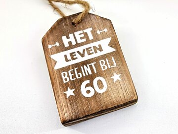 Houten label Het leven begint bij 60 Houten label Het leven begint bij 60