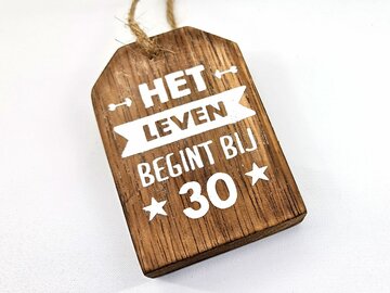 Houten label Het leven begint bij 30 Houten label Het leven begint bij 30
