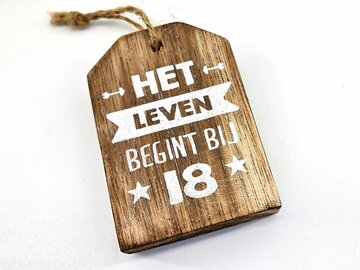 Houten label Het leven begint bij 18 Houten label Het leven begint bij 18