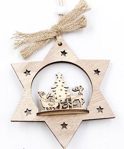 Houten kersthanger met arreslee Houten kersthanger met arreslee