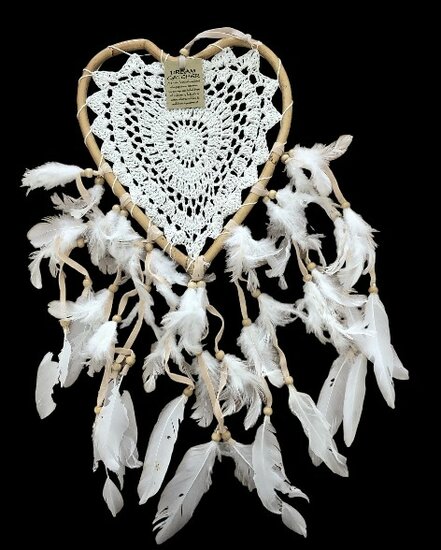 Grote dromenvanger met een gehaakt hart en veren