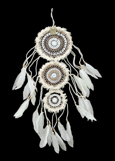 Dromenvanger met drie lagen en witte veren ornament